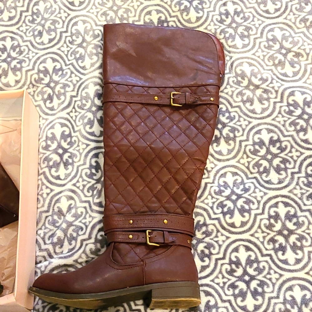 Size 9 quilted burgundy knee high boots